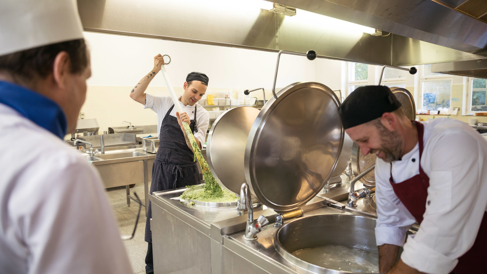 CÓ NÊN ĐI LAO ĐỘNG THỜI VỤ ĐỨC? ƯU NHƯỢC ĐIỂM VÀ LỜI KHUYÊN